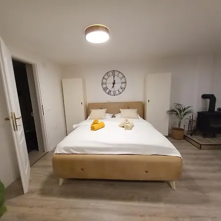 Apartment Singer